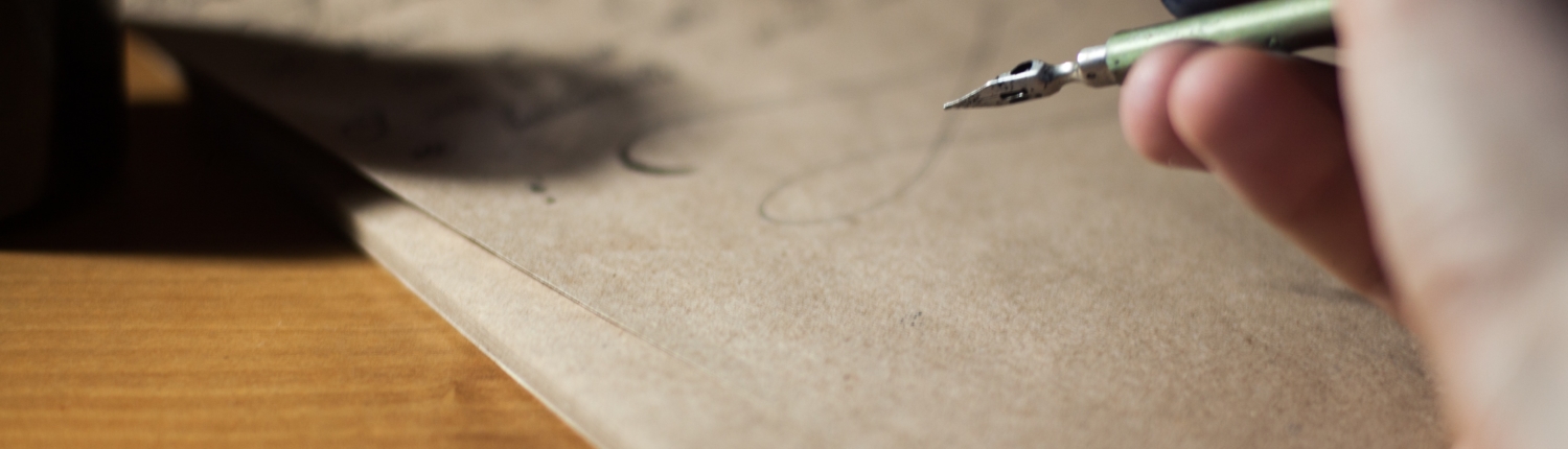 person-holding-fountain-pen-211291 Personne écrivant à la plume sur du vieux papier