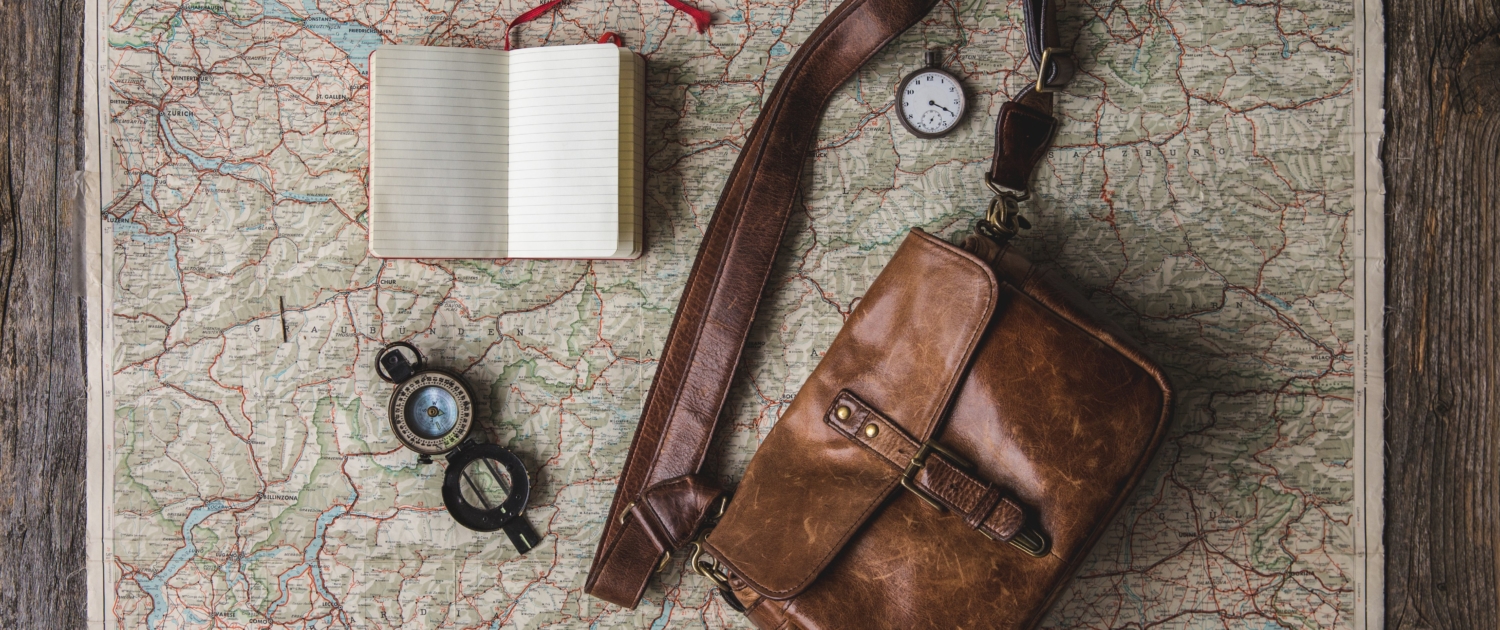 Flatlay of travel essentials Carte et accessoires de voyage