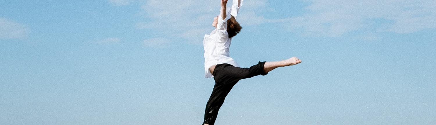 Danseur faisant un saut sur la mer