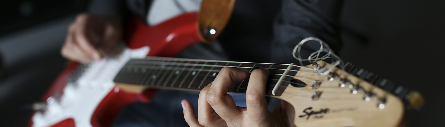 Adhérent de l'ECLA en atelier guitare