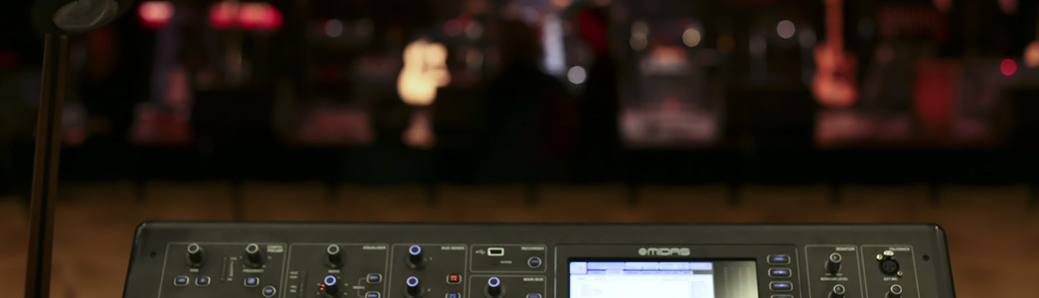 Console son pendant un concert de l'ECLA