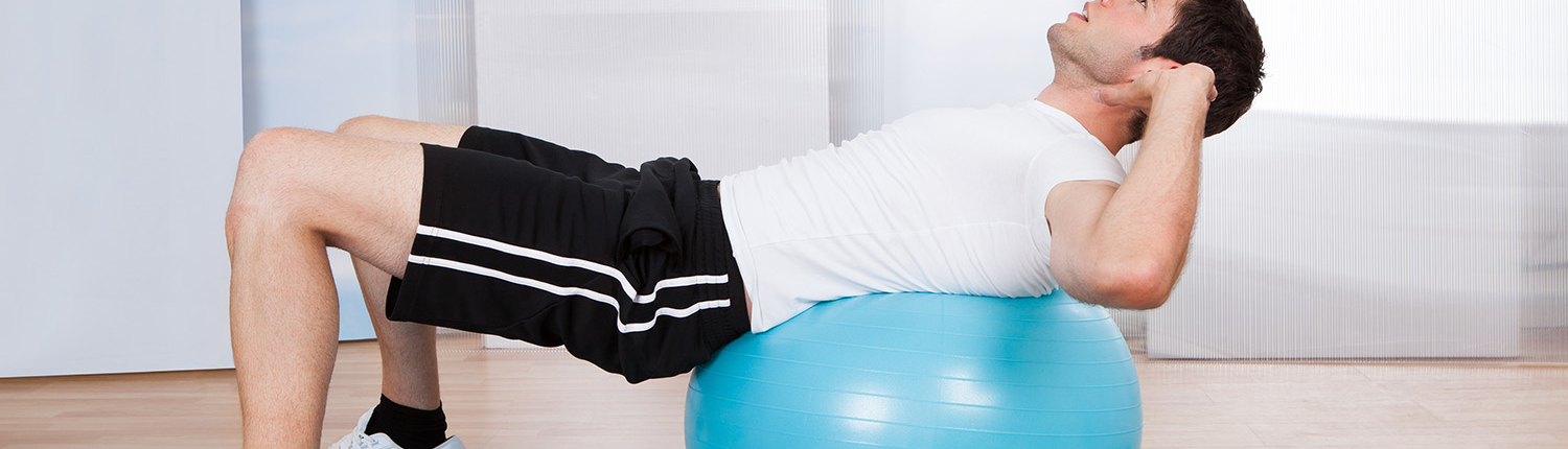 Homme pratiquant le swiss ball