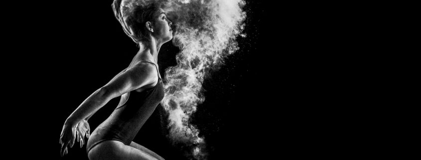Danseuse et nuage de poudre, photo noir et blanc